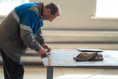 How to choose cut-to-size plastics for damp and cold‑weather jobs