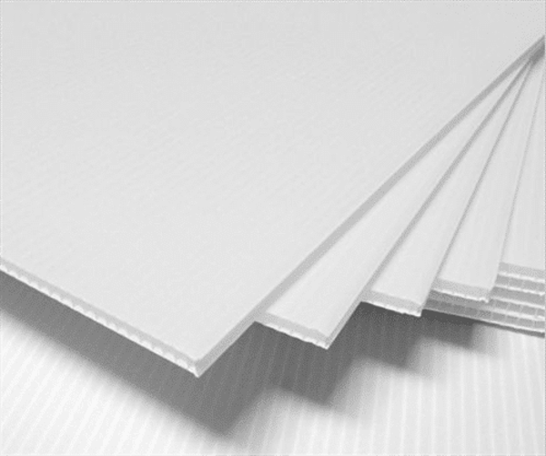 White corflute sheets fanned out, showing the corrugated polypropylene flutes along the cut edge
